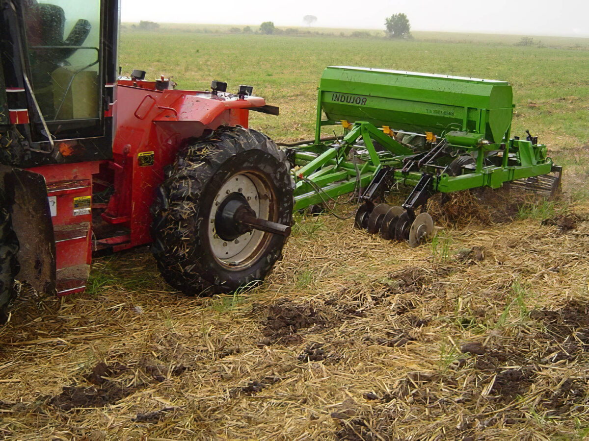 ABONADORA-SOLIDA-ARRASTRE-PESADA-INDUJOR